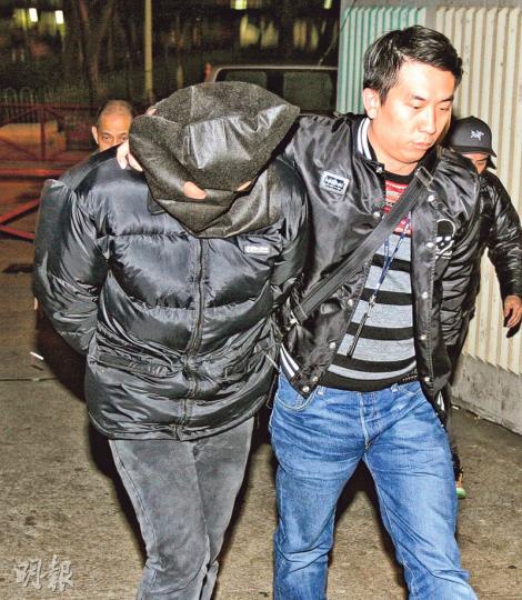 警方「搜鯨」行動中拘捕8名涉嫌利用手機社交App結識及引誘少女援交的「網上馬伕」,其中一名疑犯前晚被探員押返青衣長安邨寓所調查。(伍浦鋒攝) 警方「搜鯨」行動中拘捕8名涉嫌利用手機社交App結識及引誘少女援交的「網上馬伕」,其中一名疑犯前晚被探員押返青衣長安邨寓所調查。(伍浦鋒攝)