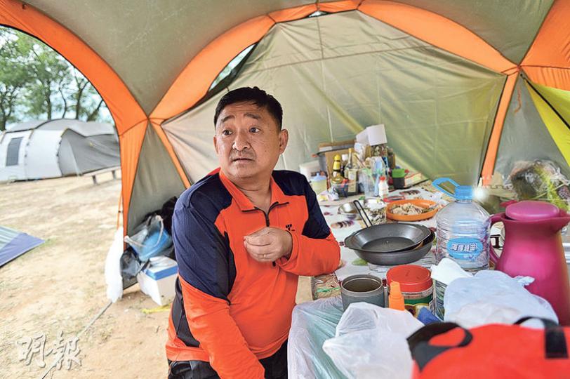 楊先生否認曾出租帳幕,又話其帳幕價值近3000元,如經營出租帳幕只會得不償失。(蘇智鑫攝)楊先生及其友人帳幕目前有8個,佢話會喺西貢灣仔南營地度元旦,之後拆營離去。(蘇智鑫攝)Jacko話已喺西貢灣仔南營地住咗700日,佢當過英兵同地盤管工,現已退休,話因為熱愛大自然,所以即使有多個物業仍長居於此。(蘇智鑫攝)Jacko嘅帳篷內有大量物資,包括食水及廚具等,一應俱全。(蘇智鑫攝) 楊先生否認曾出租帳幕,又話其帳幕價值近3000元,如經營出租帳幕只會得不償失。(蘇智鑫攝)楊先生及其友人帳幕目前有8個,佢話會喺西貢灣仔南營地度元旦,之後拆營離去。(蘇智鑫攝)Jacko話已喺西貢灣仔南營地住咗700日,佢當過英兵同地盤管工,現已退休,話因為熱愛大自然,所以即使有多個物業仍長居於此。(蘇智鑫攝)Jacko嘅帳篷內有大量物資,包括食水及廚具等,一應俱全。(蘇智鑫攝)