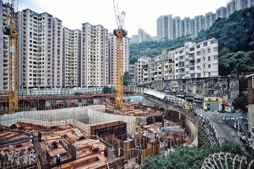 以前的繼園上、下里已被拆卸,成為地盤,遺下的建築群(右方)亦會被即將建成的摩天大樓遮蔽。(蘇智鑫攝)傳聞張愛玲當年經常到訪繼園街採望友人,Lily便藉張愛玲的故事,以攝影展介紹一個將要逝去的地方,盼大家珍惜舊區。(蘇智鑫攝) 以前的繼園上、下里已被拆卸,成為地盤,遺下的建築群(右方)亦會被即將建成的摩天大樓遮蔽。(蘇智鑫攝)傳聞張愛玲當年經常到訪繼園街採望友人,Lily便藉張愛玲的故事,以攝影展介紹一個將要逝去的地方,盼大家珍惜舊區。(蘇智鑫攝)