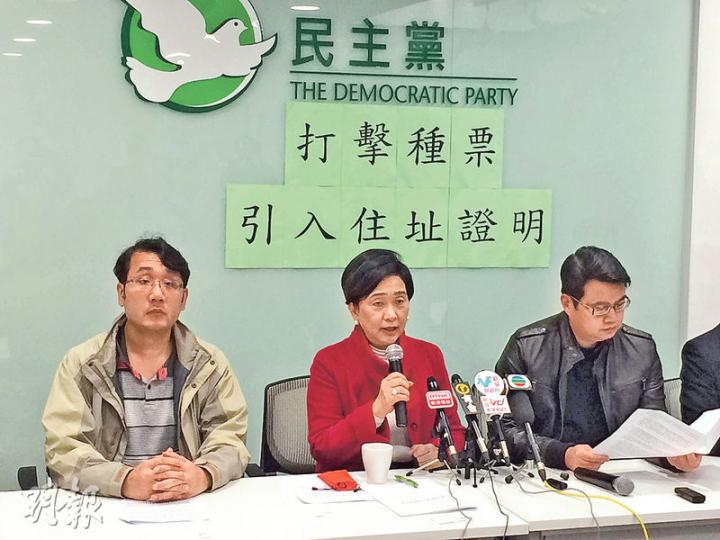 民主黨副主席尹兆堅(右)早前接受本報專訪時,明言主席劉慧卿(左)應退下火線。民主黨昨日召開記者會談優化選民登記制度,尹兆堅和劉慧卿同枱緊靠而坐,交流沒有異樣。不過會後記者追問,劉慧卿會否報名競逐新東議席,她仍不置可否。(渠贇攝) 民主黨副主席尹兆堅(右)早前接受本報專訪時,明言主席劉慧卿(左)應退下火線。民主黨昨日召開記者會談優化選民登記制度,尹兆堅和劉慧卿同枱緊靠而坐,交流沒有異樣。不過會後記者追問,劉慧卿會否報名競逐新東議席,她仍不置可否。(渠贇攝)