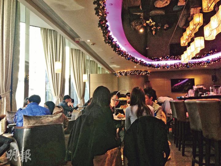 記者參加聖誕前夕的速配活動,活動於九龍五星級酒店的酒吧內進行,約有40多名參加者,每人都有機會與不同異性單對單傾談,但每次只有6分鐘。(劉嘉裕攝) 記者參加聖誕前夕的速配活動,活動於九龍五星級酒店的酒吧內進行,約有40多名參加者,每人都有機會與不同異性單對單傾談,但每次只有6分鐘。(劉嘉裕攝)