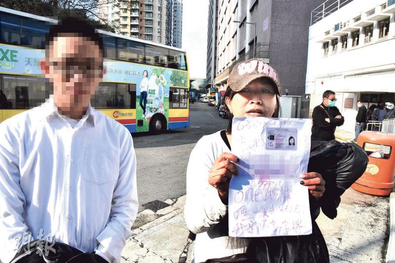 中年印刷公司東主疑因財困日前自縊，遺孀（右）昨往認屍時，控訴丈夫借貸時被人收取等同整筆借貸金額的「顧問費」，又展示自己的身分證副本及其夫借貸的各式文件。左為其兒子。（林智傑攝）死者遺孀和15歲兒子昨晨到殮房認屍時，身穿寫有中介公司名字、「喪盡天良」、「殺人兇手」等簡體字眼的白色上衣。（林智傑攝）吳太昨到香港仔警署報案，警方確認收到報案，列作求警協助，交香港仔警區跟進。（蘇智鑫攝）