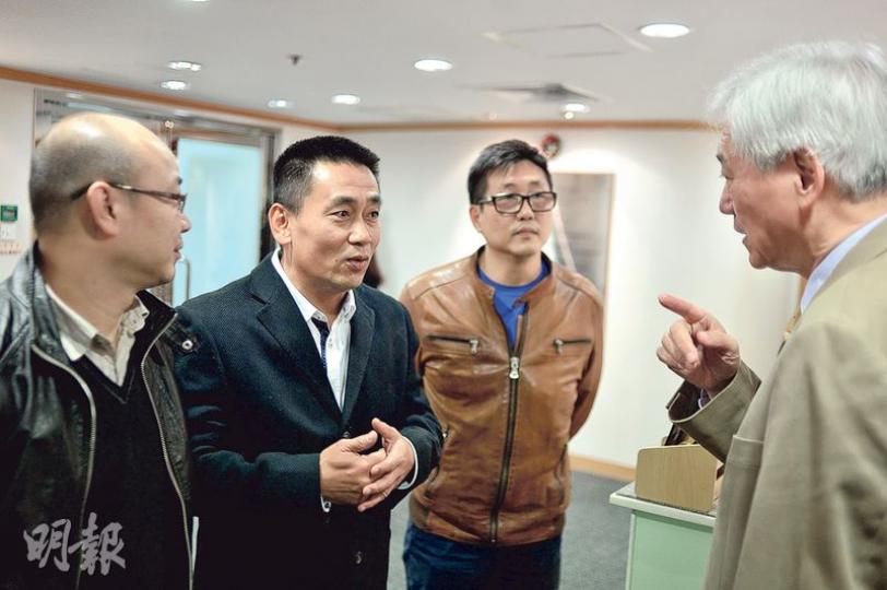 香港旅遊從業員聯會榮譽會長林少麟（左二）昨率兩名業界人士到旅議會「踩場」批評該會巡查導遊有否時刻佩戴導遊證，是滋擾導遊帶團。圖為旅議會總幹事董耀中（右一）在記者會開始前與林交涉。（鄧宗弘攝）