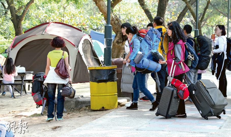 10多名內地旅客自攜營具,昨日跟隨領隊浩浩蕩蕩到大嶼山貝澳營地草地紮營,但拖拉旅行篋的聲音與寧靜的營地格格不入。(黃志東攝)內地團友手持中國護照,一邊填寫申請營地的表格,再交予領隊處理。(李詠珊攝)同團內地旅客將帳篷放在一起(右方4個)以便互相照應。他們執拾行李後以輕便行裝繼續行程,餘下較大型行李放在帳篷內,有旅客表示不擔心,相信營地十分安全。(黃志東攝) 10多名內地旅客自攜營具,昨日跟隨領隊浩浩蕩蕩到大嶼山貝澳營地草地紮營,但拖拉旅行篋的聲音與寧靜的營地格格不入。(黃志東攝)內地團友手持中國護照,一邊填寫申請營地的表格,再交予領隊處理。(李詠珊攝)同團內地旅客將帳篷放在一起(右方4個)以便互相照應。他們執拾行李後以輕便行裝繼續行程,餘下較大型行李放在帳篷內,有旅客表示不擔心,相信營地十分安全。(黃志東攝)