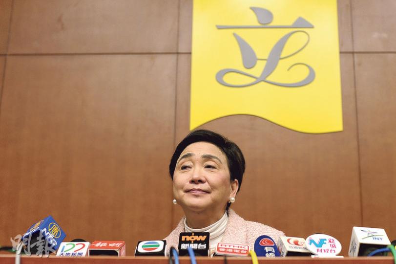 問及任內最遺憾之事,性格爽快直接的劉慧卿說:「梗係無直選啦,小姐!真係遺憾到不得了」。劉慧卿說,1994年她在立法局以私人草案提出「九五直選」方案替代彭定康的政改方案,但草案以一票之差否決,是很大的遺憾。(鍾林枝攝) 問及任內最遺憾之事,性格爽快直接的劉慧卿說:「梗係無直選啦,小姐!真係遺憾到不得了」。劉慧卿說,1994年她在立法局以私人草案提出「九五直選」方案替代彭定康的政改方案,但草案以一票之差否決,是很大的遺憾。(鍾林枝攝)