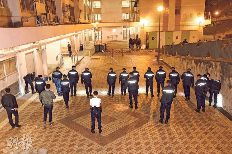 彩雲邨昨凌晨發生警員開槍案後,大批警員到場地氈式搜索彈頭及證物。(蔡方山攝)涉案私家車在將軍澳馬游塘村遭縱火燒毁,東九龍總區重案組總督察鍾志明(左)到場調查。(蔡方山攝)警方在被縱火燒毁的涉案私家車上檢獲3個茶葉罐及頸巾等證物。(林智傑攝) 彩雲邨昨凌晨發生警員開槍案後,大批警員到場地氈式搜索彈頭及證物。(蔡方山攝)涉案私家車在將軍澳馬游塘村遭縱火燒毁,東九龍總區重案組總督察鍾志明(左)到場調查。(蔡方山攝)警方在被縱火燒毁的涉案私家車上檢獲3個茶葉罐及頸巾等證物。(林智傑攝)