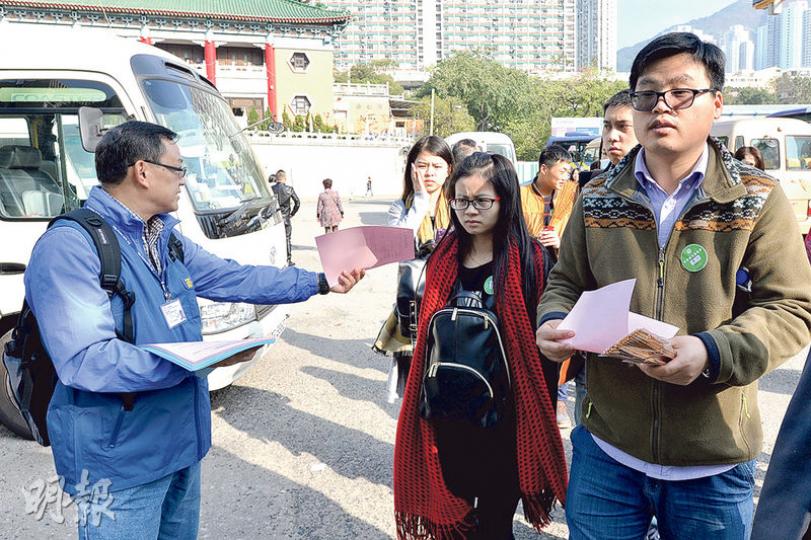 據本報記者觀察,採訪期間黃大仙祠外大部分導遊都無佩戴導遊證,並無旅議會人員上前警告或勸喻,但見有旅議會人員在場向旅客派發宣傳單張(圖)。(楊柏賢攝) 據本報記者觀察,採訪期間黃大仙祠外大部分導遊都無佩戴導遊證,並無旅議會人員上前警告或勸喻,但見有旅議會人員在場向旅客派發宣傳單張(圖)。(楊柏賢攝)