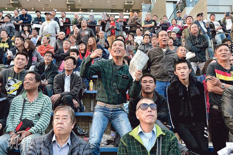 踏入2016年,一眾馬迷昨到場觀賞元旦日賽馬,盼「發新年財」。昨日場內人頭湧湧,每當馬匹衝線之際,一眾馬迷便七情上面,有人振臂有人高叫。(楊柏賢攝) 踏入2016年,一眾馬迷昨到場觀賞元旦日賽馬,盼「發新年財」。昨日場內人頭湧湧,每當馬匹衝線之際,一眾馬迷便七情上面,有人振臂有人高叫。(楊柏賢攝)