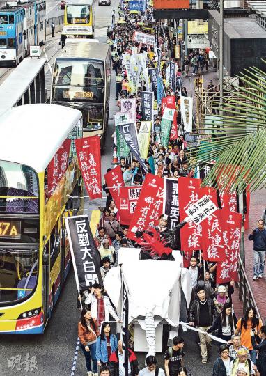昨日的元旦遊行主辦者稱有近4000人參與,警方則稱高峰時有約1600人。遊行者沿途高叫「反對大白象」、「力爭全民退保」、「梁振英下台」等口號。帶頭者帶同一隻2米高的紙製「大白象」,代表不要大白象工程。(李紹昌攝)政府公布任命李國章為港大校委會主席,昨日不少遊行者表達不滿,其中有來自學聯的遊行者持「踢走李國章」、「不要梁粉治校」等標語。(鍾林枝攝) 昨日的元旦遊行主辦者稱有近4000人參與,警方則稱高峰時有約1600人。遊行者沿途高叫「反對大白象」、「力爭全民退保」、「梁振英下台」等口號。帶頭者帶同一隻2米高的紙製「大白象」,代表不要大白象工程。(李紹昌攝)政府公布任命李國章為港大校委會主席,昨日不少遊行者表達不滿,其中有來自學聯的遊行者持「踢走李國章」、「不要梁粉治校」等標語。(鍾林枝攝)
