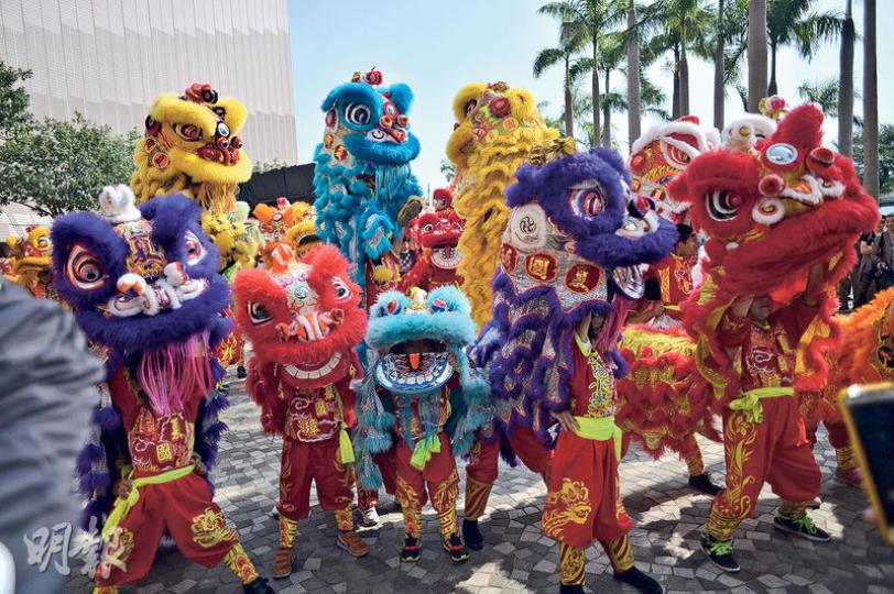 約200頭醒獅昨在港九巡遊表演,色彩繽紛,吸引遊客駐足觀看。圖為尖沙嘴文化中心外。(蘇智鑫攝) 約200頭醒獅昨在港九巡遊表演,色彩繽紛,吸引遊客駐足觀看。圖為尖沙嘴文化中心外。(蘇智鑫攝)