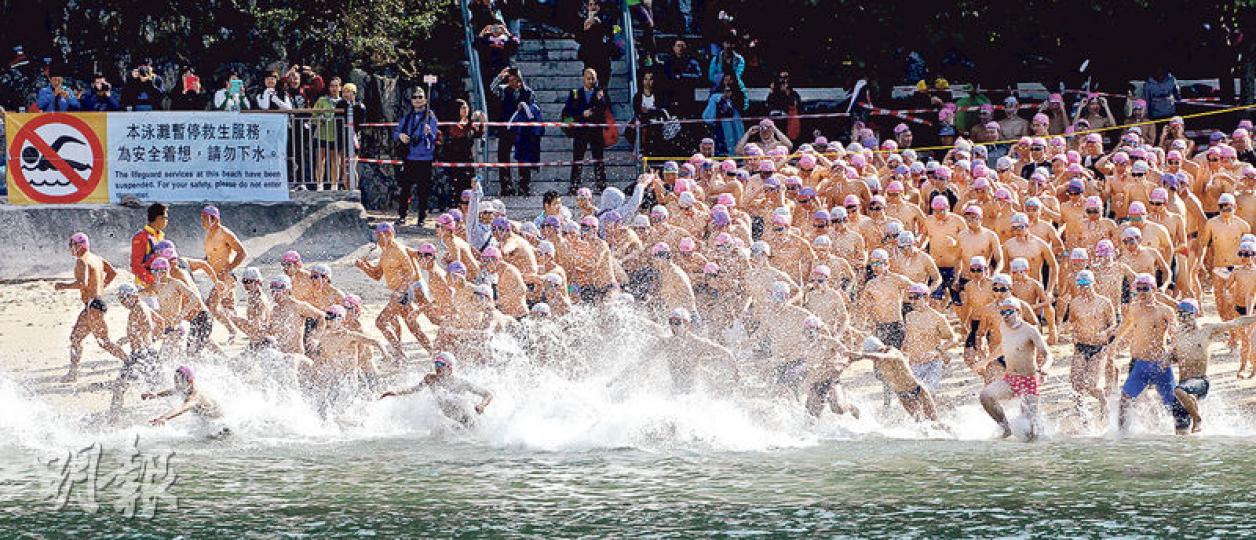 元旦冬泳拯溺錦標大賽昨晨舉行,吸引2641人參賽,由南區中灣出發遊至終點淺水灣,全程約600公尺。(李紹昌攝)因骨癌被切除右腿的湯亮明(右),第31年參加元旦冬泳,與他結婚10年的湯太(左)雖不諳水性,但結婚10年來,幾乎每年陪同丈夫出席活動。(王丹麟攝)中度智障及肢體障礙的貝納寶(左)今年第6次參與元旦冬泳,而10歲的王朗名(前)為嚴重智障,今年第二次參加。兩人的教練余國彬(後右)說,游泳可訓練他們的專注力,強調參賽並非鬥快。(王丹麟攝) 元旦冬泳拯溺錦標大賽昨晨舉行,吸引2641人參賽,由南區中灣出發遊至終點淺水灣,全程約600公尺。(李紹昌攝)因骨癌被切除右腿的湯亮明(右),第31年參加元旦冬泳,與他結婚10年的湯太(左)雖不諳水性,但結婚10年來,幾乎每年陪同丈夫出席活動。(王丹麟攝)中度智障及肢體障礙的貝納寶(左)今年第6次參與元旦冬泳,而10歲的王朗名(前)為嚴重智障,今年第二次參加。兩人的教練余國彬(後右)說,游泳可訓練他們的專注力,強調參賽並非鬥快。(王丹麟攝)