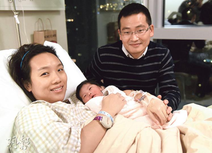 零時零分在養和醫院順產出生的姓林女嬰,被母親讚「好爭氣」,林氏夫婦希望日後添個男丁,湊成「好」字。(蔡方山攝)任職律師的王先生(左)期望兒子長大後能認識香港歷史,及有能力面對人生各項挑戰。(衛永康攝) 零時零分在養和醫院順產出生的姓林女嬰,被母親讚「好爭氣」,林氏夫婦希望日後添個男丁,湊成「好」字。(蔡方山攝)任職律師的王先生(左)期望兒子長大後能認識香港歷史,及有能力面對人生各項挑戰。(衛永康攝)