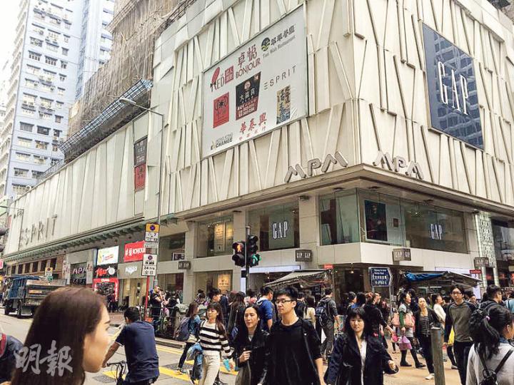 旺角GAP專門店位於朗豪坊正門對面,人流極旺,樓高三層,加上矚目的外牆廣告位,是區內主要地標之一。(林尚民攝)旺角GAP門外已貼出海報,列明該店會於本月20日結業,有機會成為2016年首個有分店結業的外國連鎖品牌。(林尚民攝) 旺角GAP專門店位於朗豪坊正門對面,人流極旺,樓高三層,加上矚目的外牆廣告位,是區內主要地標之一。(林尚民攝)旺角GAP門外已貼出海報,列明該店會於本月20日結業,有機會成為2016年首個有分店結業的外國連鎖品牌。(林尚民攝)