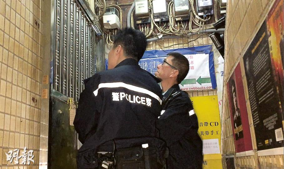 銅鑼灣書店鐵閘昨日沒有關上,僅以鐵鏈鎖着,燈光通明。警方昨日黃昏接獲有人報案稱書店門口半掩,兩名警員接報上門查詢,拍門多次也沒人應門。(王丹麟攝)持有銅鑼灣書店的巨流出版社,其在柴灣的倉庫存放大量中國政治議題的書籍,其中包括李波以筆名「高天寒」著的《習近平暗通薄熙來》。(馮凱鍵攝)李波失蹤前在倉庫留下給員工的口訊字條,要求注意訂單日期。(馮凱鍵攝) 銅鑼灣書店鐵閘昨日沒有關上,僅以鐵鏈鎖着,燈光通明。警方昨日黃昏接獲有人報案稱書店門口半掩,兩名警員接報上門查詢,拍門多次也沒人應門。(王丹麟攝)持有銅鑼灣書店的巨流出版社,其在柴灣的倉庫存放大量中國政治議題的書籍,其中包括李波以筆名「高天寒」著的《習近平暗通薄熙來》。(馮凱鍵攝)李波失蹤前在倉庫留下給員工的口訊字條,要求注意訂單日期。(馮凱鍵攝)
