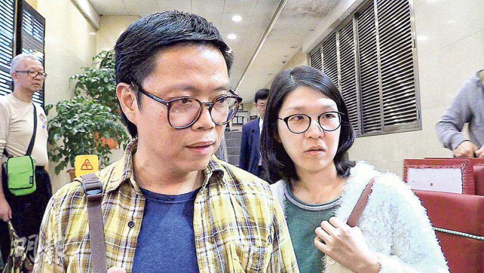 馮先生(文員):「無諗過會有機構會把病人資料這樣扔到後樓梯,讓人拿去用就麻煩了。」(張家恒攝)黃太(家庭主婦):「帶個女來睇醫生,見後樓梯醫療垃圾四圍放都擔心有衛生問題。」(張家恒攝) 馮先生(文員):「無諗過會有機構會把病人資料這樣扔到後樓梯,讓人拿去用就麻煩了。」(張家恒攝)黃太(家庭主婦):「帶個女來睇醫生,見後樓梯醫療垃圾四圍放都擔心有衛生問題。」(張家恒攝)