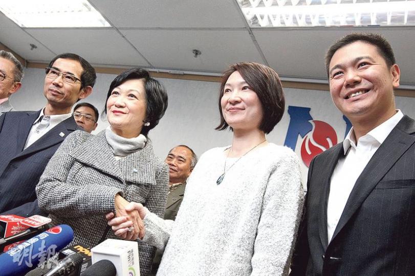 民建聯今日會正式宣布派出副主席周浩鼎(右一)出戰新東補選。為集中建制派票源,他們昨拜會新民黨,尋求對方支持。(李紹昌攝)今次新東補選,已率先宣布參選的公民黨楊岳橋笑言,自己知名度低,面對周浩鼎,要「打醒十二分精神」。(渠贇攝) 民建聯今日會正式宣布派出副主席周浩鼎(右一)出戰新東補選。為集中建制派票源,他們昨拜會新民黨,尋求對方支持。(李紹昌攝)今次新東補選,已率先宣布參選的公民黨楊岳橋笑言,自己知名度低,面對周浩鼎,要「打醒十二分精神」。(渠贇攝)