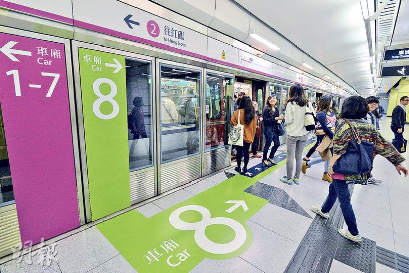 港鐵西鐵線首列8卡列車於昨晨投入服務,惟該列車運作不足5小時,便因其中一部電腦運作不穩定,列車需返回車廠檢查。(楊柏賢攝) 港鐵西鐵線首列8卡列車於昨晨投入服務,惟該列車運作不足5小時,便因其中一部電腦運作不穩定,列車需返回車廠檢查。(楊柏賢攝)