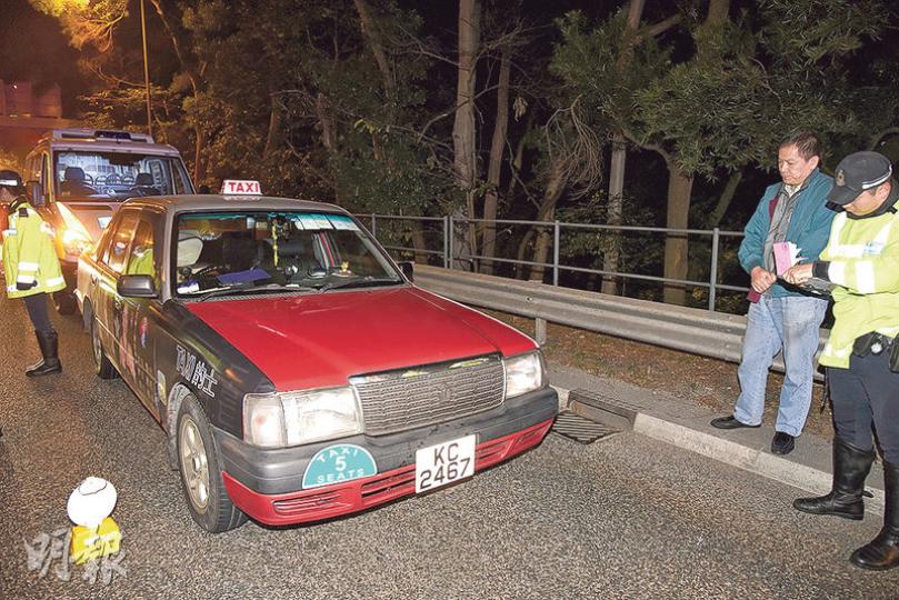 的士撞傷設路障的交通警員,司機(右二)涉嫌危險駕駛被捕,的士亦被拖走檢驗。(蔡方山攝) 的士撞傷設路障的交通警員,司機(右二)涉嫌危險駕駛被捕,的士亦被拖走檢驗。(蔡方山攝)