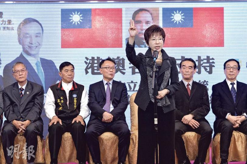 洪秀柱（站立者）來港參加造勢大會，希望在港的支持者為了國民黨，投票支持朱立倫。（馮凱鍵攝）在港的台籍人士在造勢大會表現興奮。（馮凱鍵攝）洪秀柱昨日到港，在旺角倫敦大酒樓參加國民黨台灣總統大選造勢大會，並坐在飯席中。對未能參加總統選舉，洪表示，「人生有遺憾，但不會後悔。」（李泉攝）