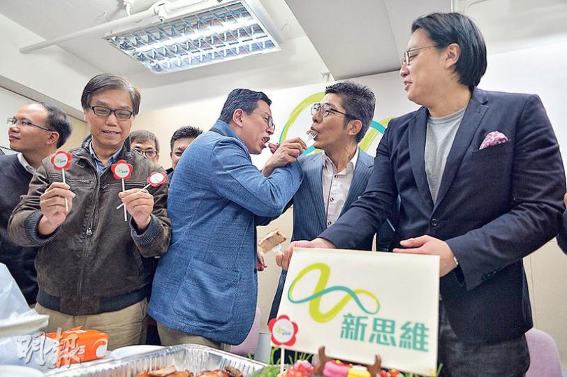 新思維噚日選出新一屆執委會,兩個副主席姜炳耀(右二)同鄭承隆(右三)互餵小食,另一副主席廖添誠(右一)同執委黃成智(左二)就企埋側邊睇熱鬧。(蘇智鑫攝) 新思維噚日選出新一屆執委會,兩個副主席姜炳耀(右二)同鄭承隆(右三)互餵小食,另一副主席廖添誠(右一)同執委黃成智(左二)就企埋側邊睇熱鬧。(蘇智鑫攝)
