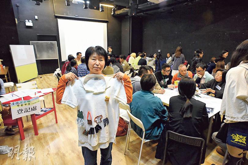 深水埗欽州街臨時小販布市場商販李小姐昨日出席關注組舉辦的工作坊,她期望日後可以原址經營。(陳淑安攝) 深水埗欽州街臨時小販布市場商販李小姐昨日出席關注組舉辦的工作坊,她期望日後可以原址經營。(陳淑安攝)