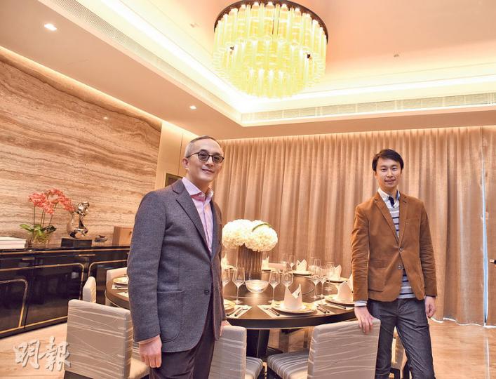 資本策略執行董事方文彬(左)表示,61號洋房家具及裝修費用涉約1800萬,將會以招標形式發售;圖右為尚家生活助理董事柯穎豪。(陳淑安攝) 資本策略執行董事方文彬(左)表示,61號洋房家具及裝修費用涉約1800萬,將會以招標形式發售;圖右為尚家生活助理董事柯穎豪。(陳淑安攝)