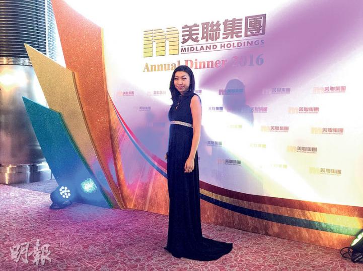 美聯副主席及董事總經理黃靜怡昨出席集團周年晚宴酒會時表示,預料今年樓價將有10%下調空間。(方可兒攝) 美聯副主席及董事總經理黃靜怡昨出席集團周年晚宴酒會時表示,預料今年樓價將有10%下調空間。(方可兒攝)