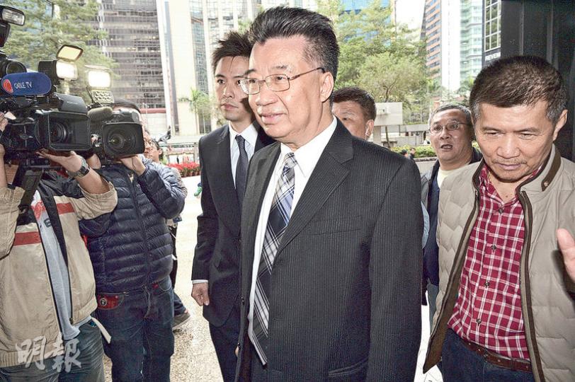 全國政協前委員劉夢熊(中)昨到庭時心情不俗,引用金句「民之所欲,常在我心」形容其心情,但沒有詳述當中意思。(蘇智鑫攝) 全國政協前委員劉夢熊(中)昨到庭時心情不俗,引用金句「民之所欲,常在我心」形容其心情,但沒有詳述當中意思。(蘇智鑫攝)