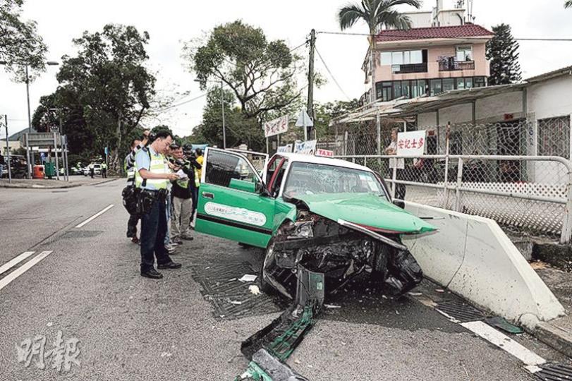 的士沿斜路駛出大路時高速直撼路邊石壆,車頭嚴重損毁,車上司機及乘客一死兩傷。(賴俊傑攝) 的士沿斜路駛出大路時高速直撼路邊石壆,車頭嚴重損毁,車上司機及乘客一死兩傷。(賴俊傑攝)
