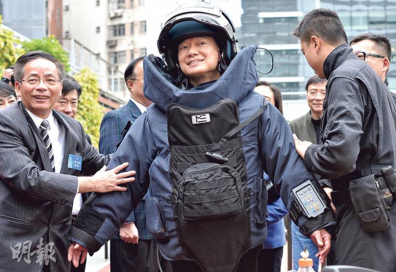 議員謝偉俊(中)試穿總重35公斤嘅拆彈組隊員保護衣,卻舉步維艱,形容好似太空人上月球咁。(蘇智鑫攝)立法會議員參觀警察總部爆炸品處理課,對尋獲嘅戰時炸彈甚感興趣,如李卓人(左)就攞住把玩。(蘇智鑫攝) 議員謝偉俊(中)試穿總重35公斤嘅拆彈組隊員保護衣,卻舉步維艱,形容好似太空人上月球咁。(蘇智鑫攝)立法會議員參觀警察總部爆炸品處理課,對尋獲嘅戰時炸彈甚感興趣,如李卓人(左)就攞住把玩。(蘇智鑫攝)