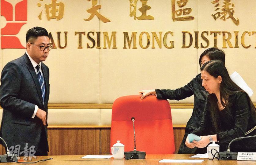 油尖旺區議會昨午選出正副主席,主席由民建聯葉傲冬(左)在沒有競爭下自動當選。(楊柏賢攝) 油尖旺區議會昨午選出正副主席,主席由民建聯葉傲冬(左)在沒有競爭下自動當選。(楊柏賢攝)