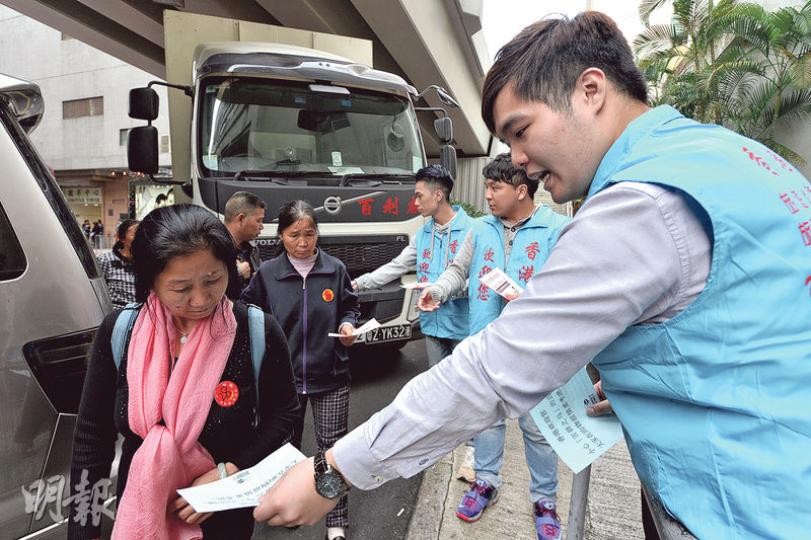 與旅議會打對台的旅遊從業員聯會,連日派員到一些參與旅議會登記店舖計劃的商舖外派發單張,呼籲旅客「精明購物」。圖為身穿該會藍色背心的人在紅磡民裕街遊客購物區派傳單。(楊柏賢攝)部分單張以簡體字呼籲旅客小心「害群之馬」。(楊柏賢攝) 與旅議會打對台的旅遊從業員聯會,連日派員到一些參與旅議會登記店舖計劃的商舖外派發單張,呼籲旅客「精明購物」。圖為身穿該會藍色背心的人在紅磡民裕街遊客購物區派傳單。(楊柏賢攝)部分單張以簡體字呼籲旅客小心「害群之馬」。(楊柏賢攝)