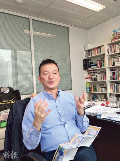 人民力量陳志全說,由於擔心財委會在假期加開會議,讓建制派有機會突擊通過議程,所以假期不敢外遊,留港準備隨時拉布。他訪問期間拿着立法會的月曆,數算未來幾個月的立法會開會日子。(黃振豪攝) 人民力量陳志全說,由於擔心財委會在假期加開會議,讓建制派有機會突擊通過議程,所以假期不敢外遊,留港準備隨時拉布。他訪問期間拿着立法會的月曆,數算未來幾個月的立法會開會日子。(黃振豪攝)