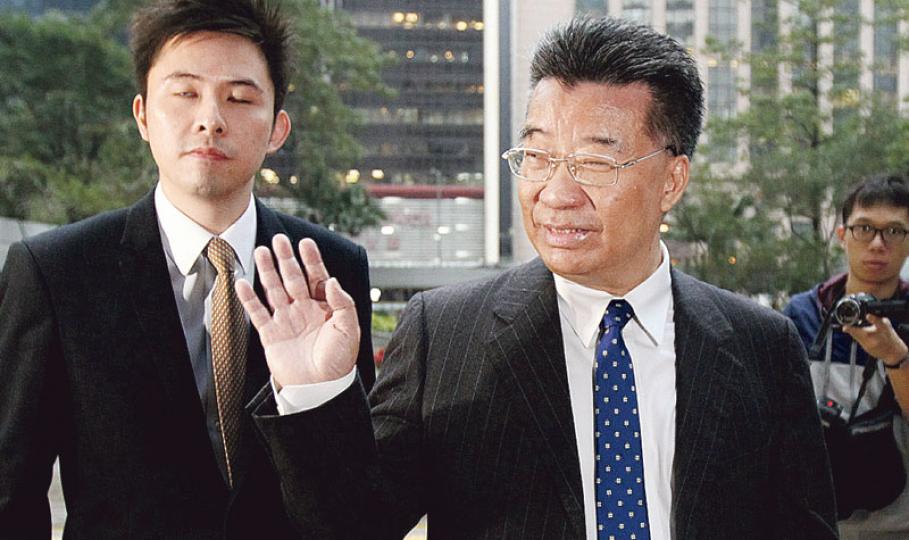 記者昨獲得辯方提及的「第三封信」後,向劉夢熊(前)展示該信件。被問及在事發後可曾再閱讀該信,劉一邊細心閱讀,一邊回答:「往事不堪回首。」(李紹昌攝) 記者昨獲得辯方提及的「第三封信」後,向劉夢熊(前)展示該信件。被問及在事發後可曾再閱讀該信,劉一邊細心閱讀,一邊回答:「往事不堪回首。」(李紹昌攝)