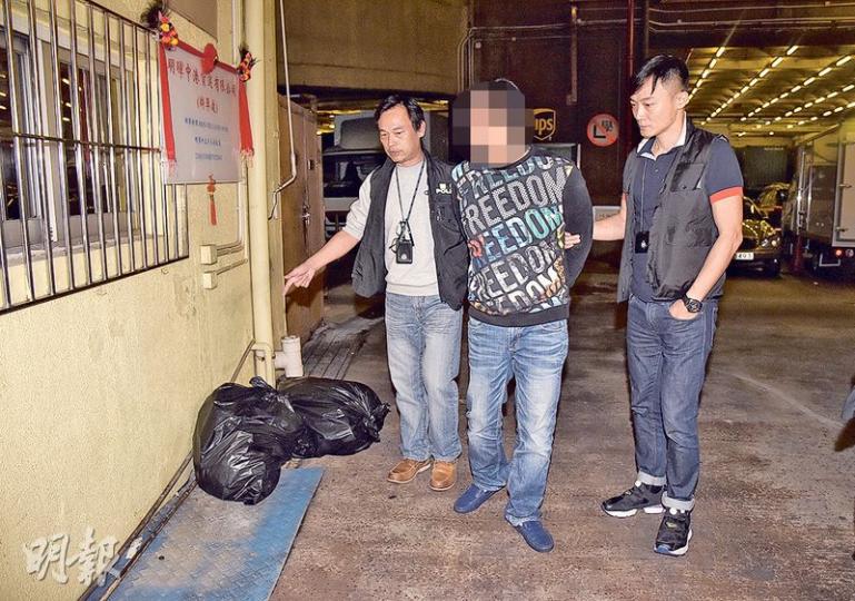 男子(右)涉嫌上周在九龍灣大業街一個停車場棍打及淋漂白水襲擊唐狗,昨凌晨被警方拘捕,押返現場調查。(蔡方山攝) 男子(右)涉嫌上周在九龍灣大業街一個停車場棍打及淋漂白水襲擊唐狗,昨凌晨被警方拘捕,押返現場調查。(蔡方山攝)