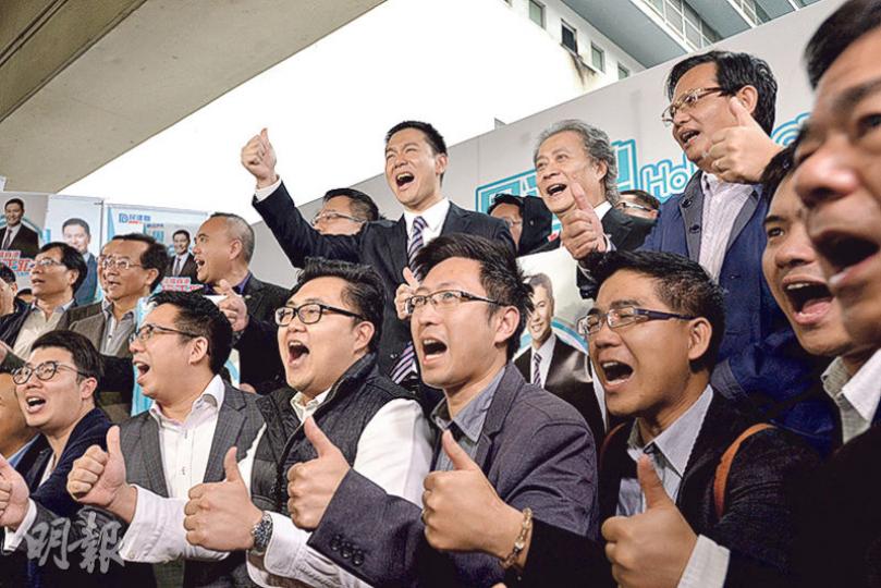 周浩鼎(上排中舉手者)昨報名出選立法會新界東議席補選。周未有正面回應有否憂慮李波失蹤事件影響選情,對於事件有否影響香港言論自由,他稱「太多揣測未必好」。(楊柏賢攝)公民黨楊岳橋(前中)昨在主席余若薇(前左)及黨魁梁家傑(前右)陪同下,到沙田報名參選立法會新界東補選。楊稱「不敢講」李波失蹤事件有利他選情,但相信事件或影響選民投票取向。(楊柏賢攝) 周浩鼎(上排中舉手者)昨報名出選立法會新界東議席補選。周未有正面回應有否憂慮李波失蹤事件影響選情,對於事件有否影響香港言論自由,他稱「太多揣測未必好」。(楊柏賢攝)公民黨楊岳橋(前中)昨在主席余若薇(前左)及黨魁梁家傑(前右)陪同下,到沙田報名參選立法會新界東補選。楊稱「不敢講」李波失蹤事件有利他選情,但相信事件或影響選民投票取向。(楊柏賢攝)