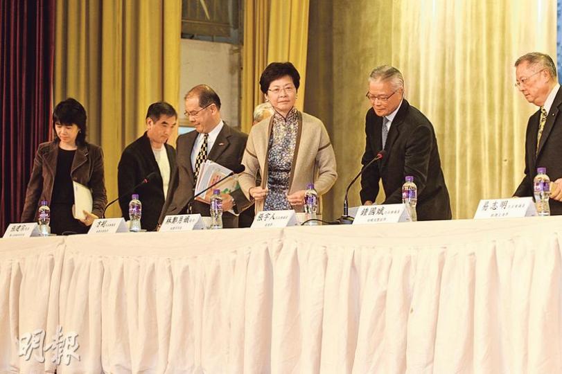 政務司長林鄭月娥出席四大界別「反對撤銷『強積金對冲機制』或降低比例」諮詢會,就全民退休保障議題交換意見,圖為鍾國斌(左二起)、張建宗、林鄭月娥、方剛、張宇人。(李紹昌攝) 政務司長林鄭月娥出席四大界別「反對撤銷『強積金對冲機制』或降低比例」諮詢會,就全民退休保障議題交換意見,圖為鍾國斌(左二起)、張建宗、林鄭月娥、方剛、張宇人。(李紹昌攝)