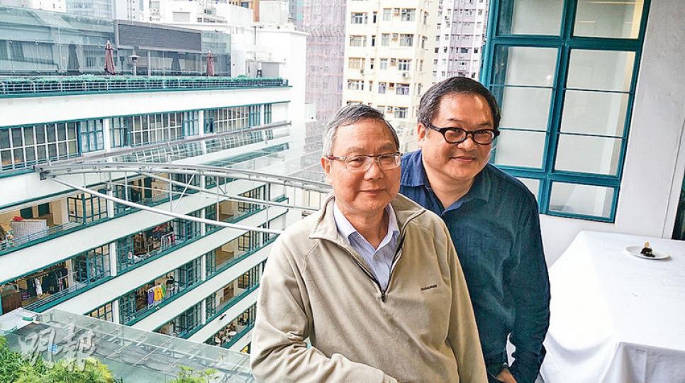 元創方總幹事曾昭學(右)表示,開幕近一年半,截至去年11月底共有逾500萬人次到訪,近期與租戶商討續約進展理想,形容達到預期目標。圖左為副總幹事周金祿。(林浚源攝) 元創方總幹事曾昭學(右)表示,開幕近一年半,截至去年11月底共有逾500萬人次到訪,近期與租戶商討續約進展理想,形容達到預期目標。圖左為副總幹事周金祿。(林浚源攝)