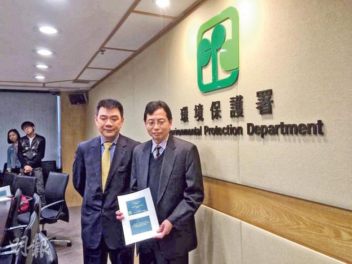 環保署公布本港去年一般監測站和路邊監測站錄得的空氣質素健康指數,達「高」或以上的時數分別較前年減少13%及7%。圖左起為環保署首席環境保護主任方治平、助理署長莫偉全。(賴嘉梨攝) 環保署公布本港去年一般監測站和路邊監測站錄得的空氣質素健康指數,達「高」或以上的時數分別較前年減少13%及7%。圖左起為環保署首席環境保護主任方治平、助理署長莫偉全。(賴嘉梨攝)