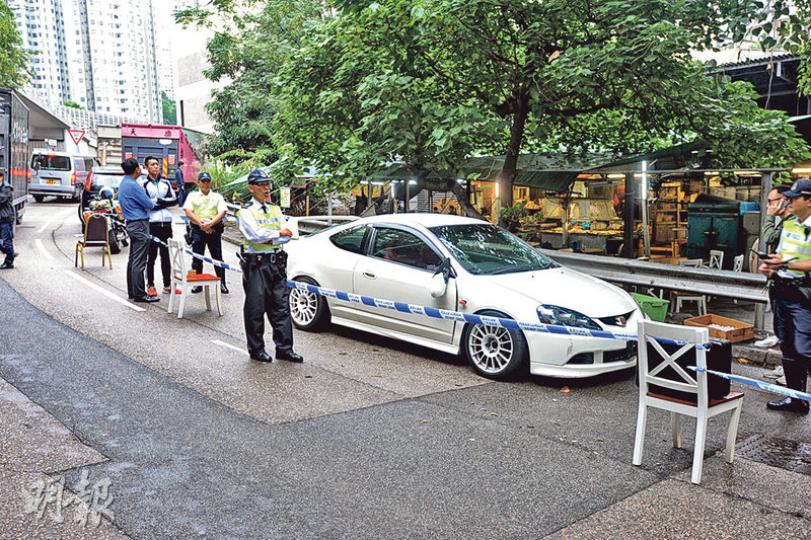 荃灣昨晨發生連環撞警車瘋狂駕駛案,事後警員在海盛路尋回涉案私家車及封鎖現場調查。(蔡方山攝) 荃灣昨晨發生連環撞警車瘋狂駕駛案,事後警員在海盛路尋回涉案私家車及封鎖現場調查。(蔡方山攝)