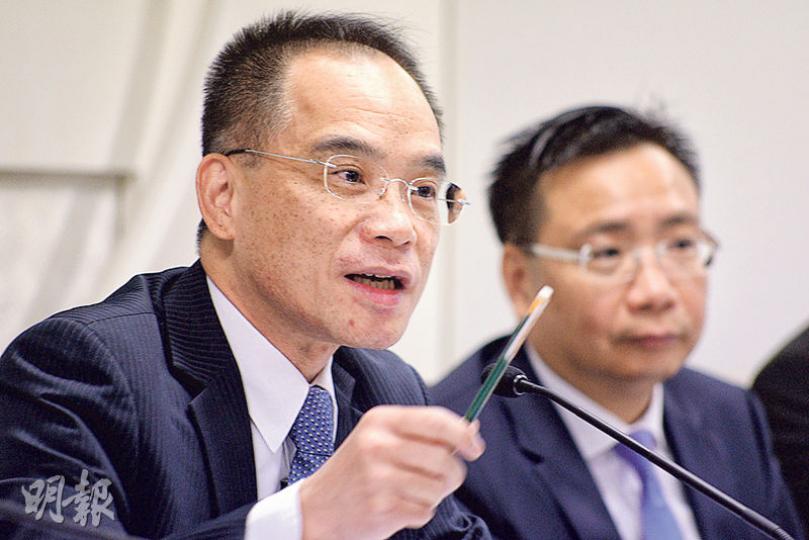 房委會財務小組昨公布最新預算,預測未來5年建屋總開支高達1205億元,財政儲備將大幅下跌至2020年的160億元。房委會財務小組主席蘇偉文(左)形容屆時財政情况「好抆水」,強調會保持警覺,但未來一兩年仍不需要尋求政府注資。(黃志東攝) 房委會財務小組昨公布最新預算,預測未來5年建屋總開支高達1205億元,財政儲備將大幅下跌至2020年的160億元。房委會財務小組主席蘇偉文(左)形容屆時財政情况「好抆水」,強調會保持警覺,但未來一兩年仍不需要尋求政府注資。(黃志東攝)