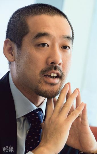 法興證券環球股票產品部上市產品銷售主管陳其志（圖）稱，市况波動，部分恒指熊證收回水平為22,200點，槓桿比率達15倍，以短線作投資目標，受投資者歡迎。（劉焌陶攝）
