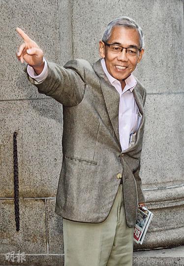 公務員事務局前局長王永平昨到庭支持麥齊光，他說二人在終審勝訴如「雨過天青」，「戥佢哋開心」。（李紹昌攝）