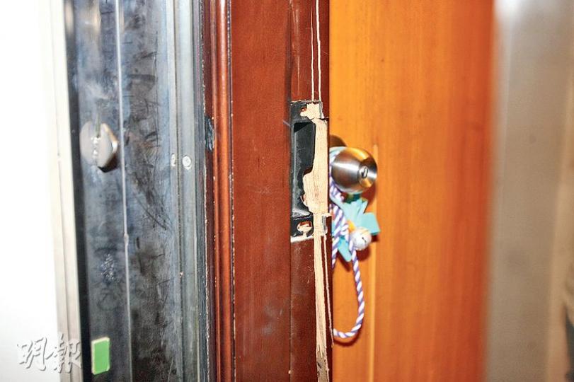 徐女士前晚放工回家後發現住所鐵閘虛掩，懷疑遭爆竊，遂報警求助。觀察所見，大門懷疑遭賊撬爛，門鎖位置損毁較嚴重。（伍浦鋒攝）