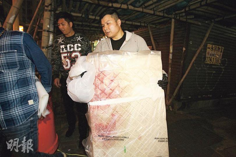 探員將在大廈梯間發現的染血牀褥檢走作證物。（伍浦鋒攝）
