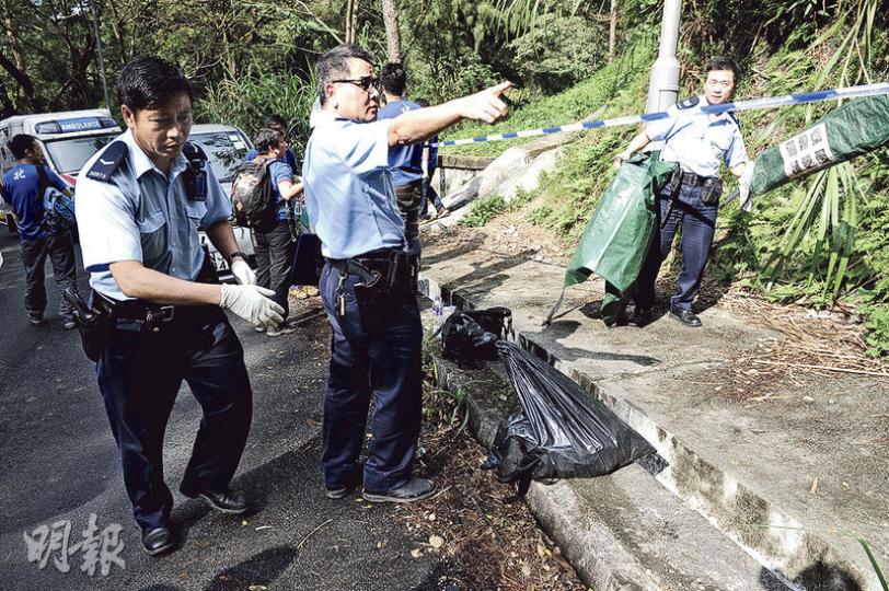 警方將死者遺物帶走調查。（賴俊傑攝）