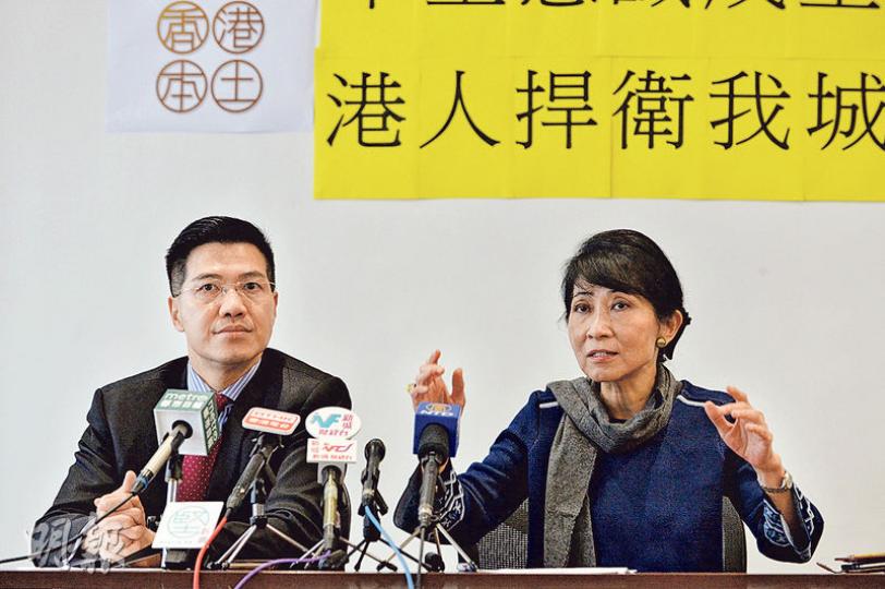 香港本土成立3周年，范國威（左）同毛孟靜（右）噚日開記招回顧工作，不忘呼籲大家參與支聯會周日舉辦聲援李波嘅遊行，亦希望大家唔好因為主辦嘅係支聯會而發生罵戰甚至衝突。（蘇智鑫攝）