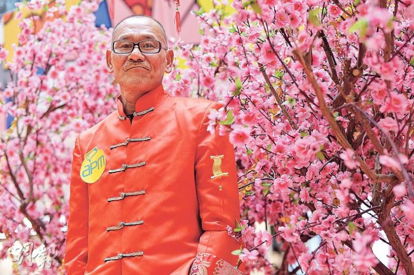 「桃花大王」劉海濤（圖）表示，由於早前華南地區水浸，部分地區的桃花被浸壞，以致桃花價錢比去年上升一至兩成，3呎高的售380至430元，6呎高的售1500元。（馮凱鍵攝）