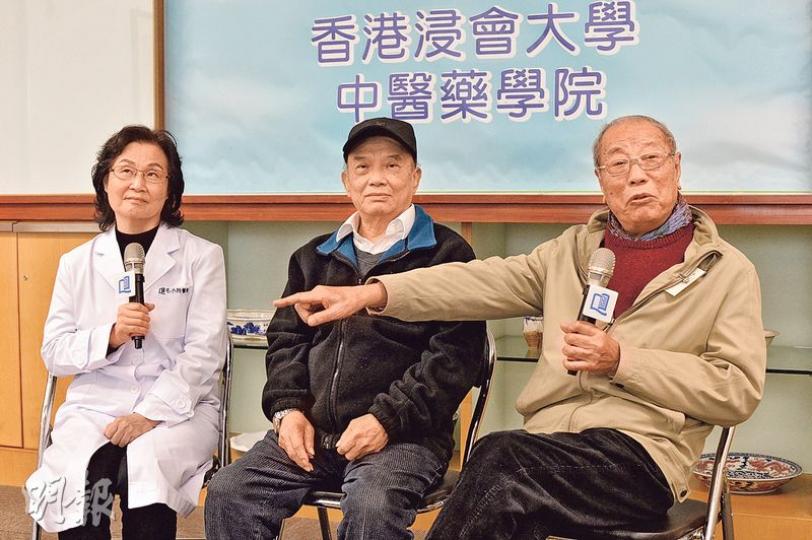 西醫以手術切除等對付腫瘤，香港浸會大學中醫藥學院臨牀高級講師毛小玲（左）表示，中藥治癌是「與瘤共存」，其中膽管癌病人戴先生（中）及肺癌病人陳先生（右）都是靠中藥控制病情。（馮凱鍵攝）