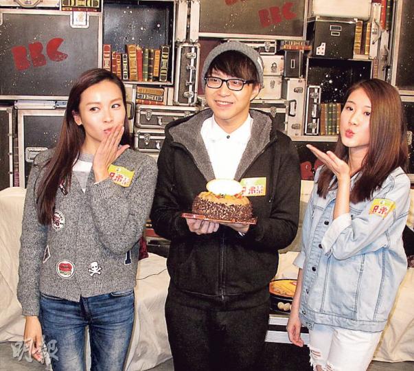 吳業坤（中）獲李佳芯（左）及鄧佩儀（右）送上蛋糕兼派飛吻，賀他橫掃樂壇新人獎。（攝影鎅O者：鍾一虹）